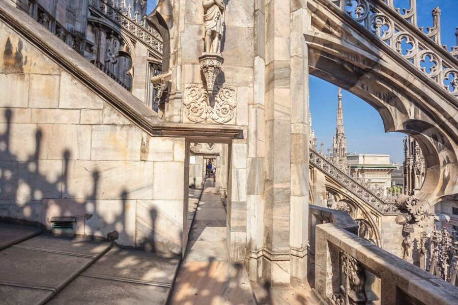 Milan: Duomo Rooftop and Cathedral Guided Tour with Tickets - Which guide style can you expect?