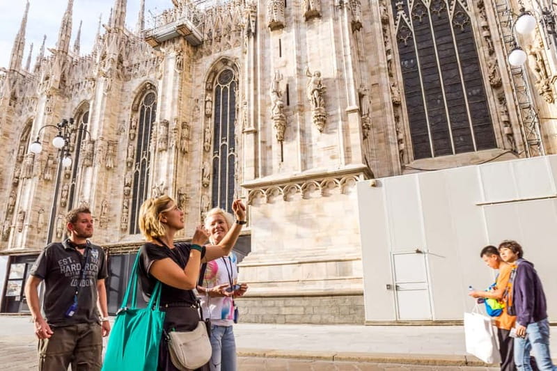 Milan Duomo Rooftops Tour + Optional Hop-on-Hop-off ticket - What the guide adds to a one-hour visit