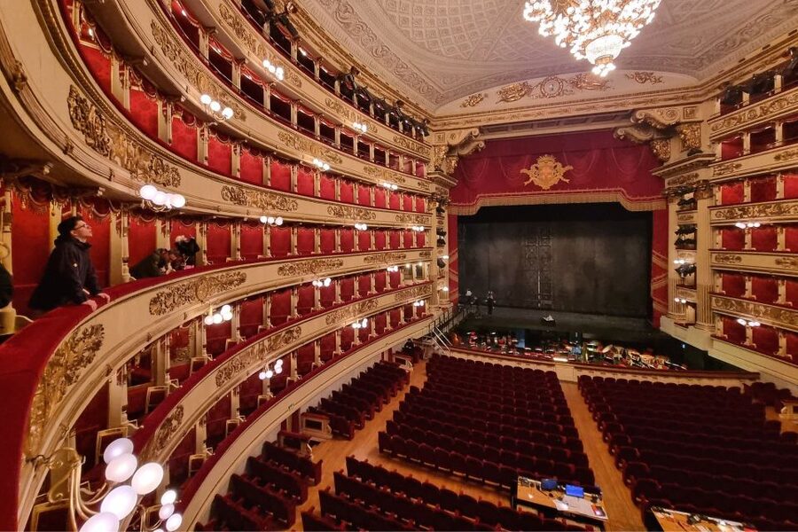 Milan: La Scala Theater and Museum Tour with Entry Tickets - Seeing the auditorium from a box