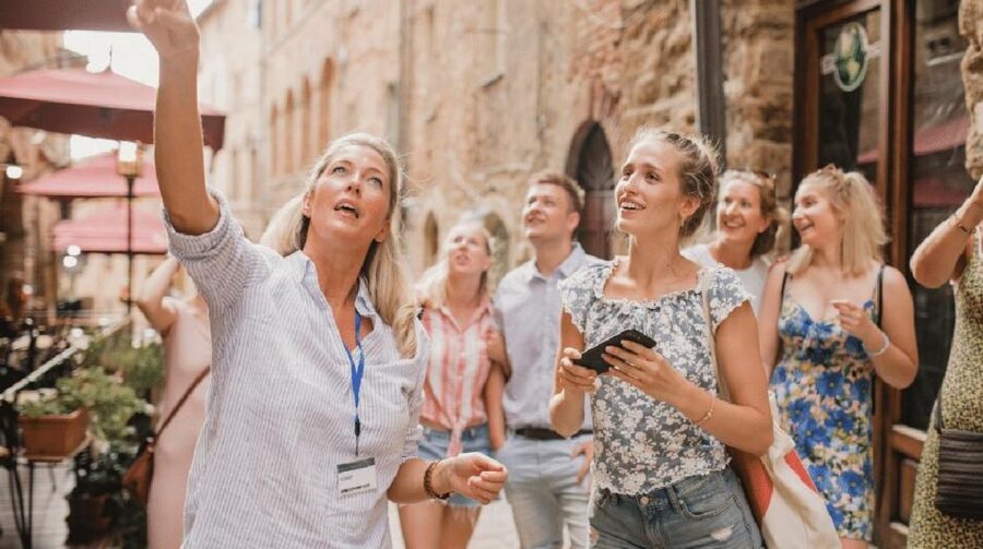 Milan: Last Supper Skip-the-Line Entry Ticket & Guided Tour - Meeting your guide at Santa Maria delle Grazie