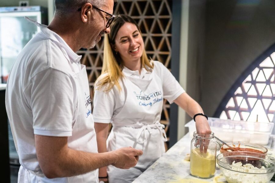 Milan: Pizza or Pasta and Gelato-Making Class with Wine - Making the choice: pizza or pasta