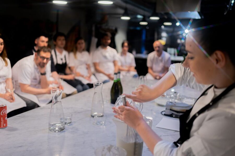 Milan: Pizza or Pasta and Gelato-Making Class with Wine - Wine, dinner, and the social rhythm