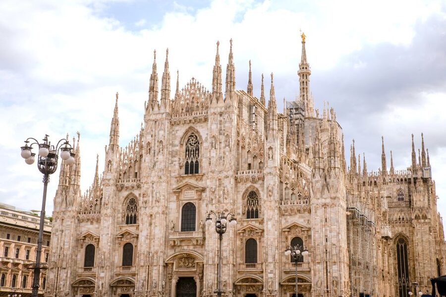 Milan: Priority Access Duomo and Rooftop Tour - Meeting your guide and getting inside