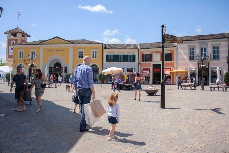 Milan: Serravalle Designer Outlet Roundtrip Bus Transfer - Six hours among 170-plus stores