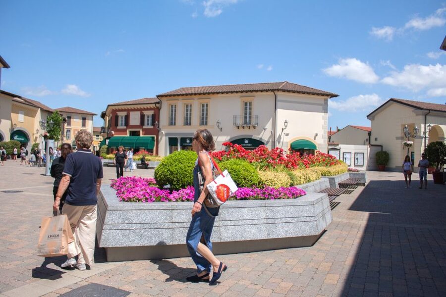 Milan: Serravalle Designer Outlet Roundtrip Bus Transfer - Food, breaks, and the VIP option