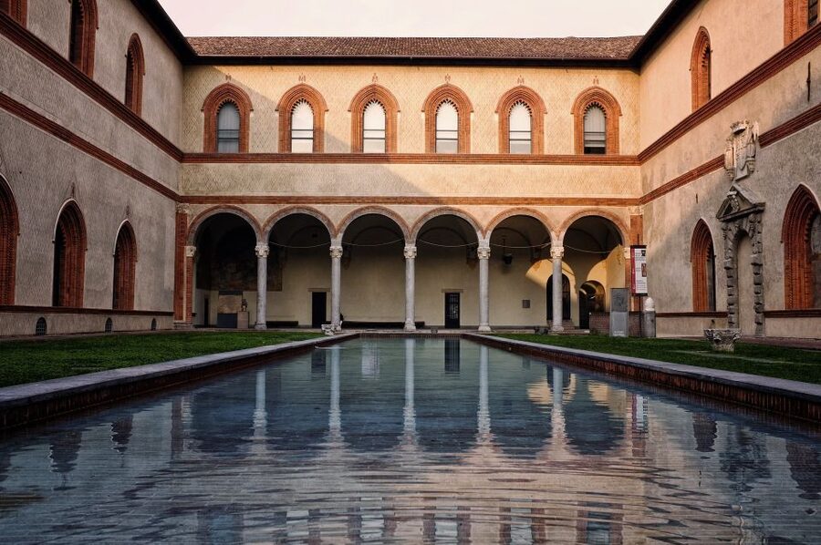 Milan: Sforza Castle and Michelangelo's Pietà Rondanini Tour - Group size, guide quality, and language