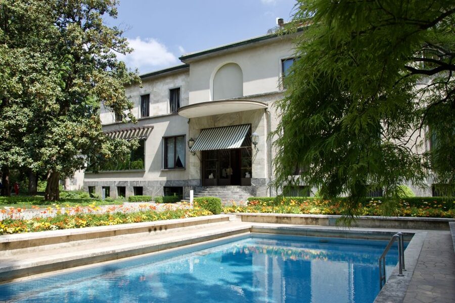 Milan: Villa Necchi Campiglio Entry Ticket - The garden sets the tone