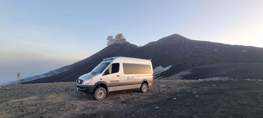 Mount Etna: Ascent to 2800m by 4x4 - Descending to the 2002 eruption crater