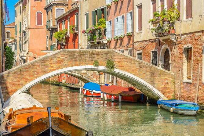 Murano & Burano Islands Guided Small-Group Tour by Private Boat - Families, photographers, and independent explorers