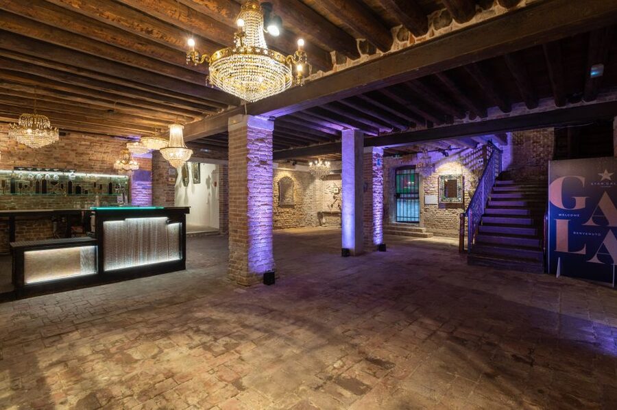 Murano: Glass Blowing Demonstration with Optional Drinks - Seating, comfort, and access