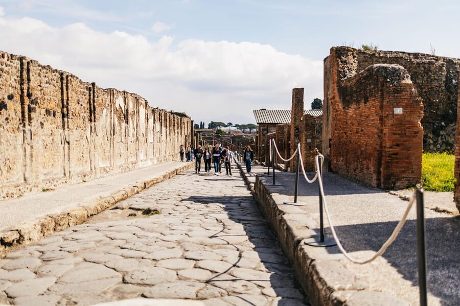Naples: Pompeii and Mt. Vesuvius with Lunch and Wine Tasting - Pompeii first, while the ancient city is still cool