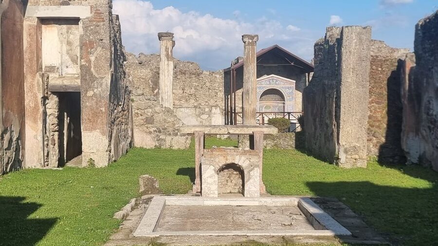 Naples: Pompeii Self Guided Audio Tour - Audio quality, pacing, and phone use