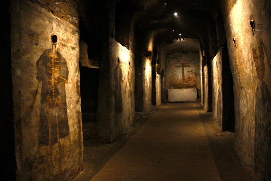 Naples: San Gaudioso Catacombs Guided Tour - Entering the Basilica di Santa Maria della Sanità