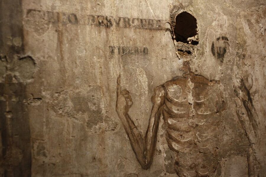 Naples: San Gaudioso Catacombs Guided Tour - The 17th-century tombs and skulls in the walls