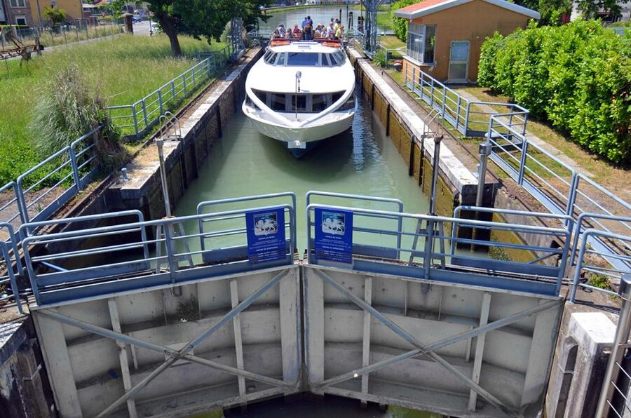 Padua to Venice Boat Cruise of the Brenta Riviera - Dolo, Mira, and the locks in between