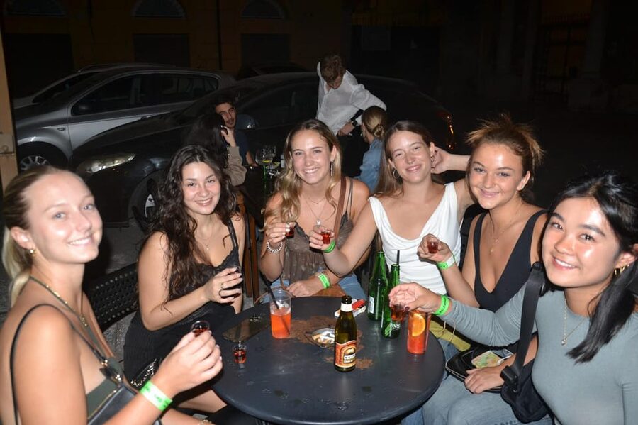 Palermo: Guided Bar Crawl with Shots and Discounts on Drinks - Guides who keep the night together