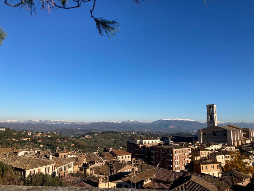 Perugia: Old Town Walking Tour, Piazza IV Novembre - Finding the Meeting Point at St. Lawrence Cathedral