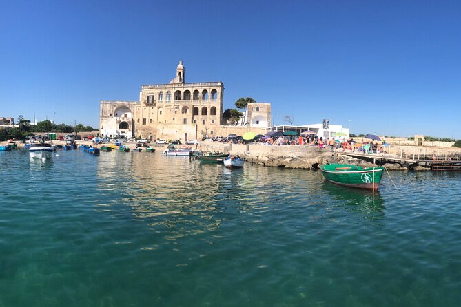 Polignano a Mare boat tour emotions, caves, diving and appetizers - Grotta Azzurra and the changing blue light