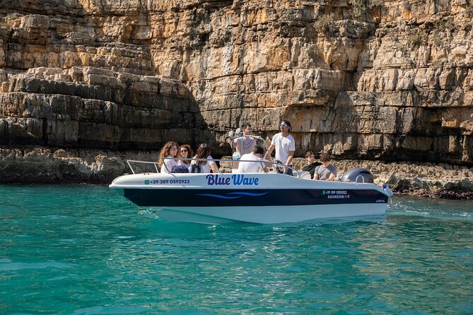 Polignano a Mare: Boat Tour of the Caves - Small Group - Entering the caves with the skipper