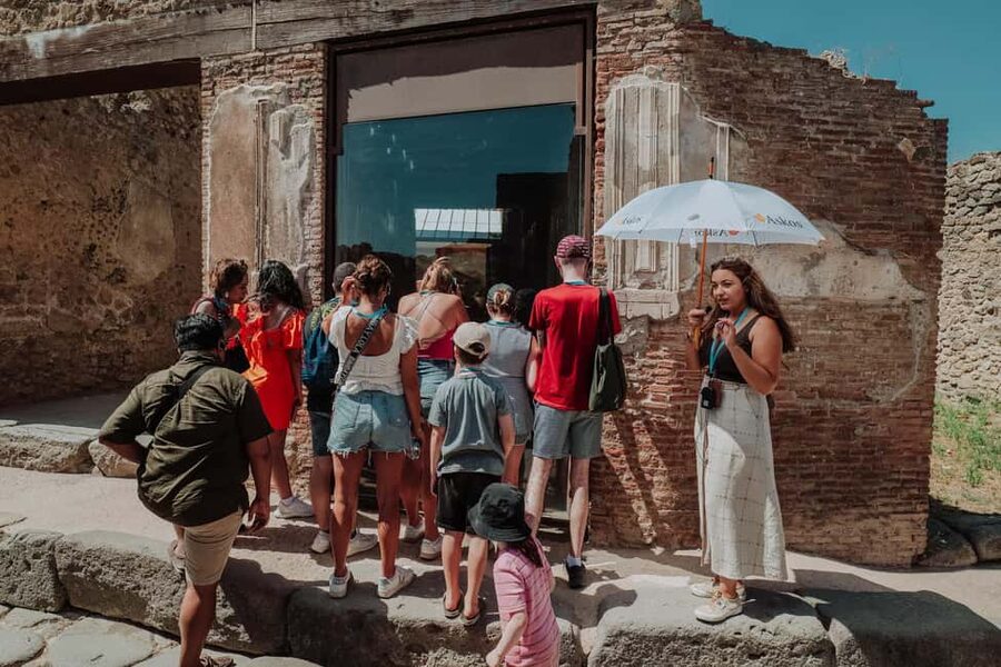 Pompeii 3hours Villa of Mysteries tour with an Archaeologist - Price, languages, and practical comfort