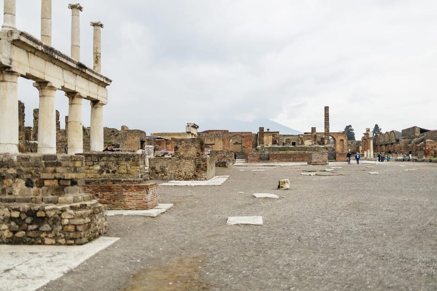 Pompeii: Afternoon to Sunset Guided Tour with Ticket - Entering Pompeii with an archaeologist
