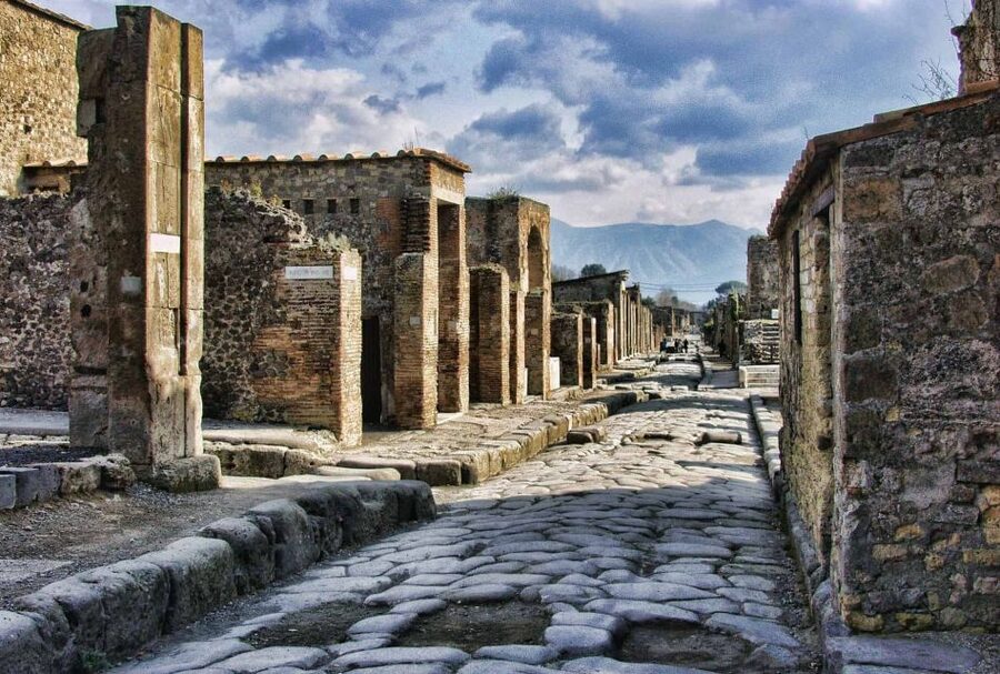 Pompeii: Day Tour of Pompeii and Vesuvius with Bus Transfer - Pompeii in two hours with a certified guide