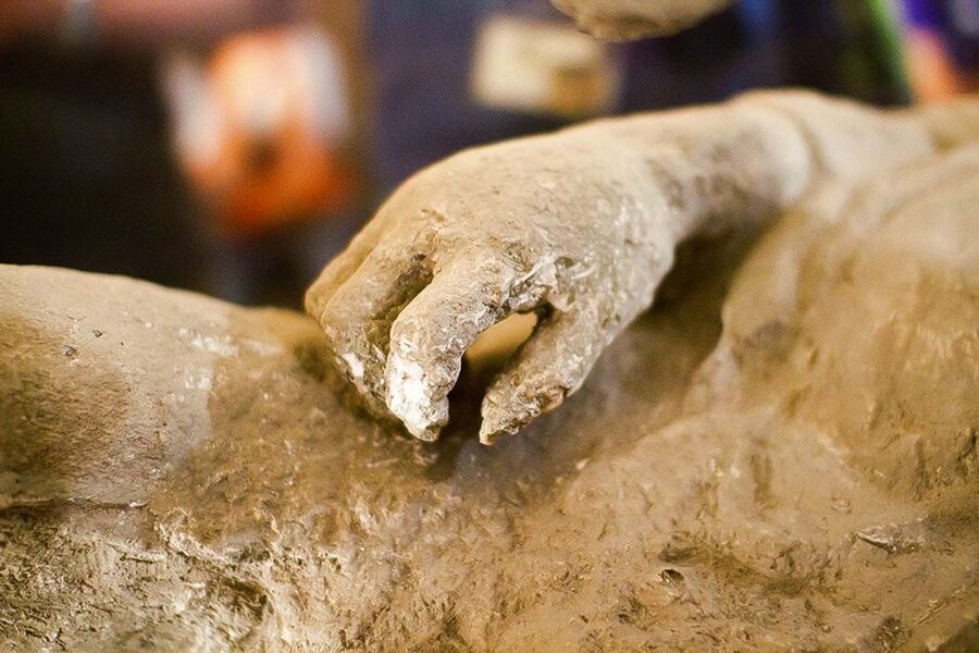 Pompeii: Skip-the-Line Guided Tour with Expert Archaeologist - Cemeteries, brothels, and the less polished side of town
