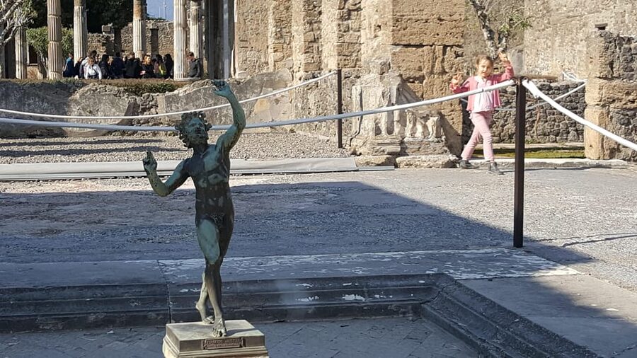 Pompeii: Skip-the-Line Tickets and Tour with Archaeologist - Reading Pompeii’s original streets