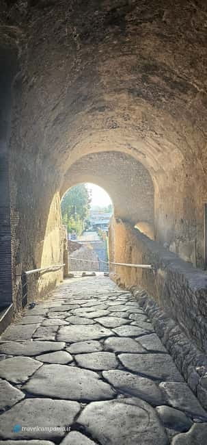 Pompeii: Tour with Archaeologist Guide & Skip-the-Line Entry - Thermopolium: a glimpse of Roman street food