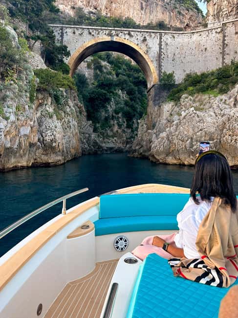 Positano: Shared Sunset Cruise - Prosecco, music, and the ride back to Positano