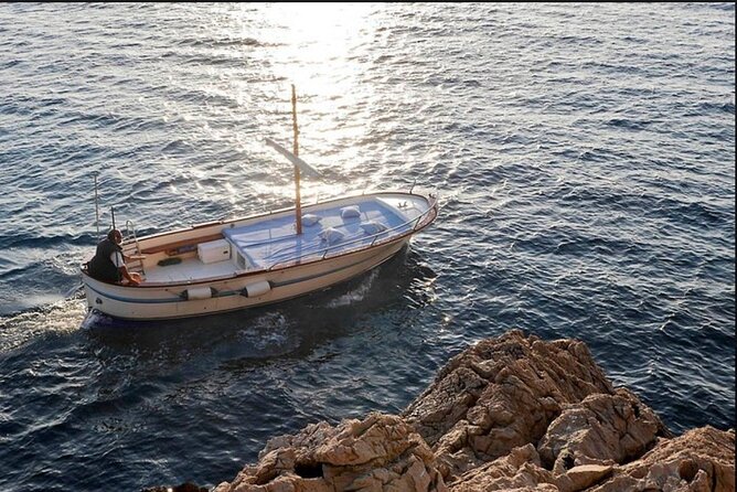 Private tour in a typical Capri boat - What the crew adds to the experience