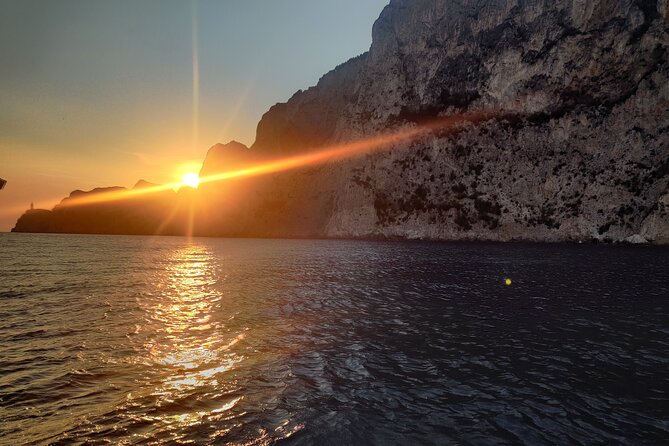 Private tour in a typical Capri boat - The Faraglioni and the famous arch