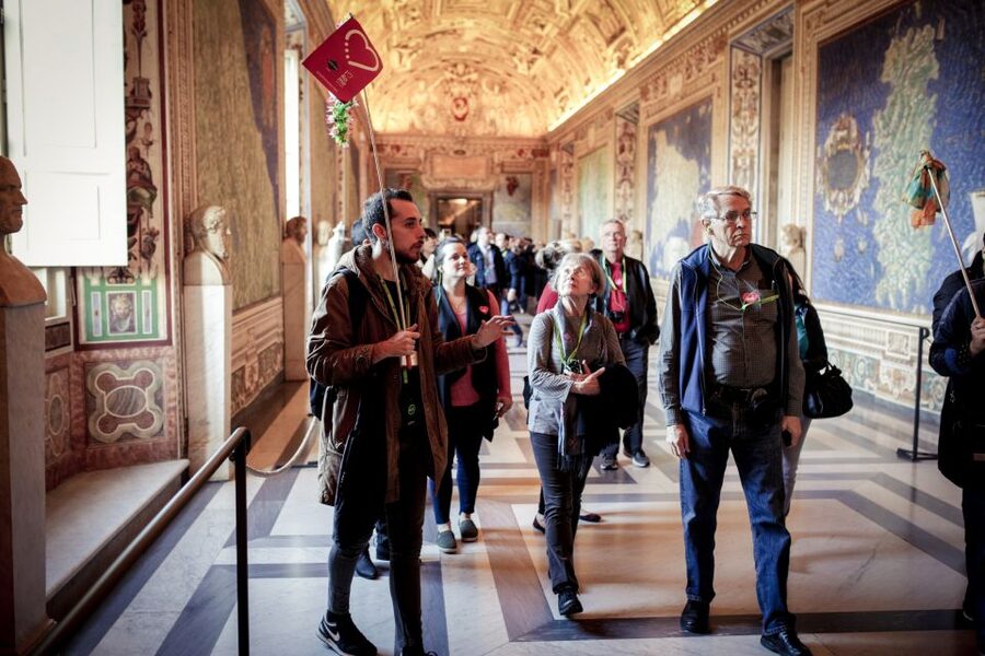Rome: 1 Day Vatican & Colosseum Tour - Meeting the Vatican guide at Piazza Risorgimento