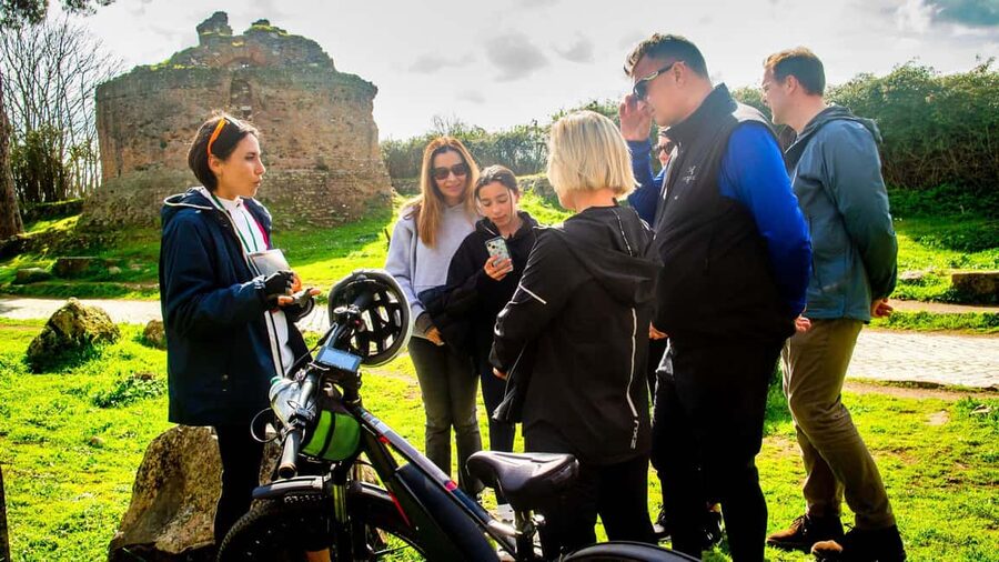 Rome: Appian Way Aqueducts Bike Tour (UPG Catacombs & Lunch) - Villas, tombs, and the final ancient stops