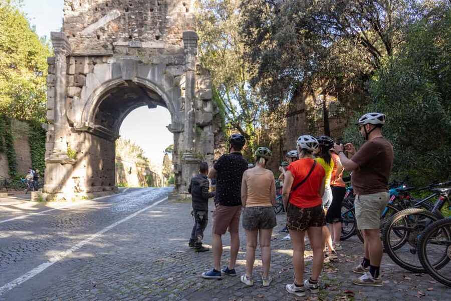 Rome:Appian Way E-bike Tour with Catacombs, Aqueducts & Food - Seeing the Roman aqueducts at Parco degli Acquedotti