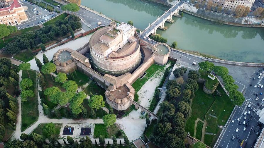 Rome: Castel Sant'Angelo Skip-the-Line Entry Ticket - Meeting the Crown Tours host at the entrance