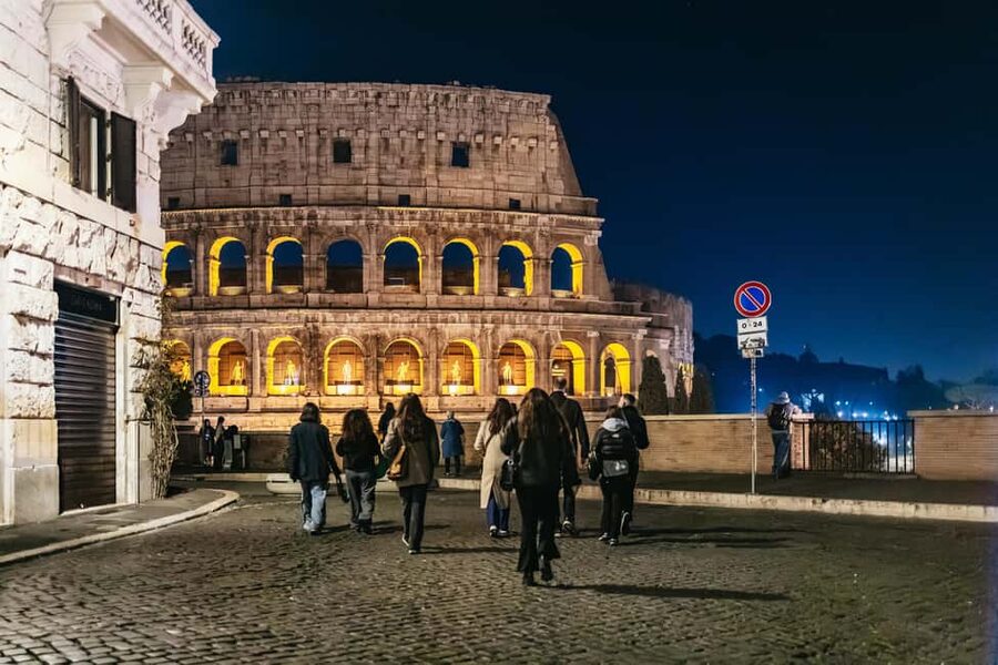 Rome: City Highlights Moonlight Walking Tour - Starting in the historic center
