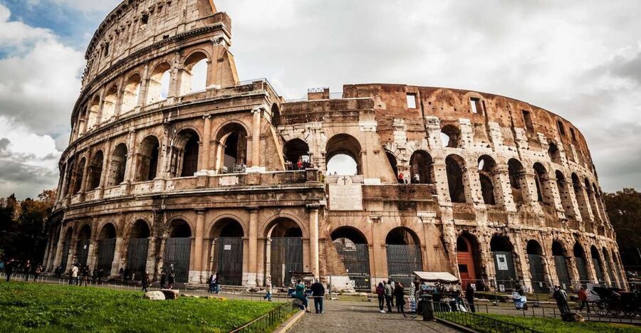 Rome: Colosseum Arena Floor, Roman Forum & Palatine Tour - Palatine Hill and the view over ancient Rome