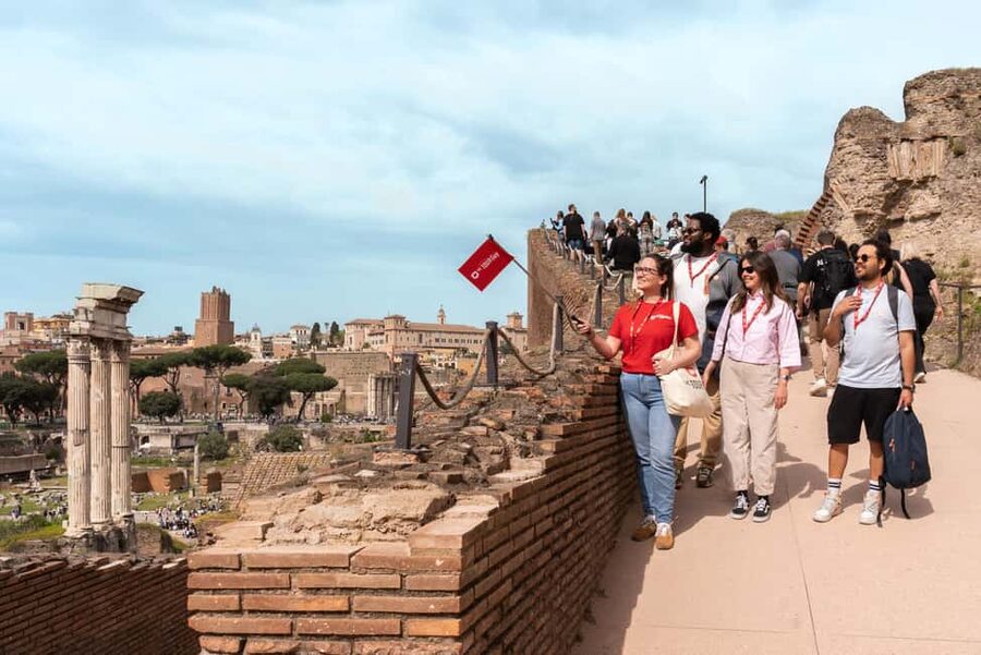 Rome: Colosseum, Forum, and Palatine Tour - What makes the guides important