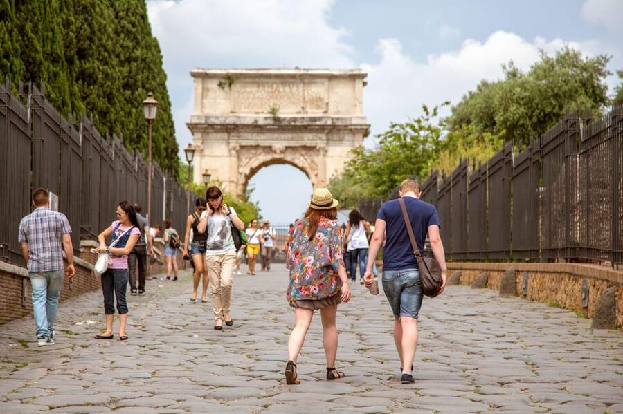 Rome: Colosseum, Forum, Palatine Hill Entry & Audioguide App - Crowds, timing, and the rhythm of the visit