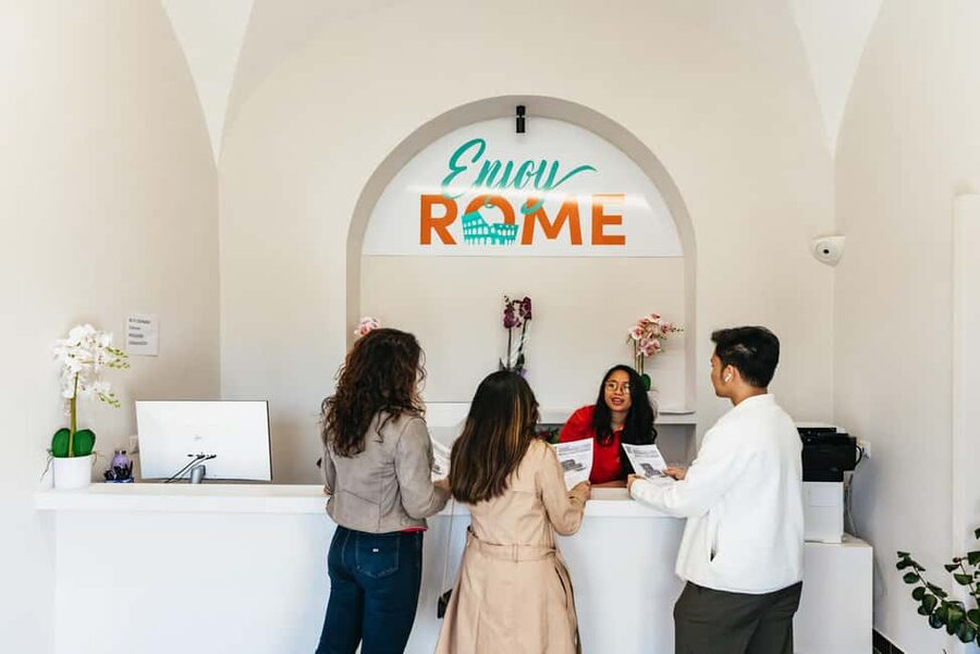 Rome: Colosseum, Forum & Palatine Hill Tour & Optional Arena - The guide and headset setup