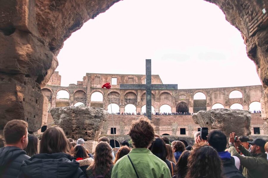 Rome: Colosseum & Forum with Audio Guide App -Optional Arena - Walking through the Roman Forum