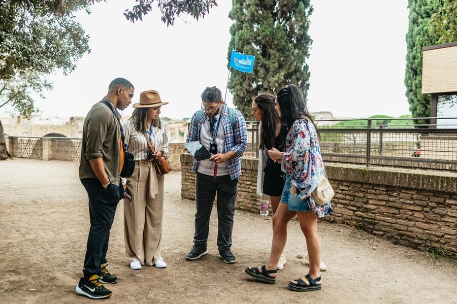 Rome: Colosseum, Palatine Hill & Roman Forum Guided Tour - Climbing Palatine Hill for the Imperial Palaces