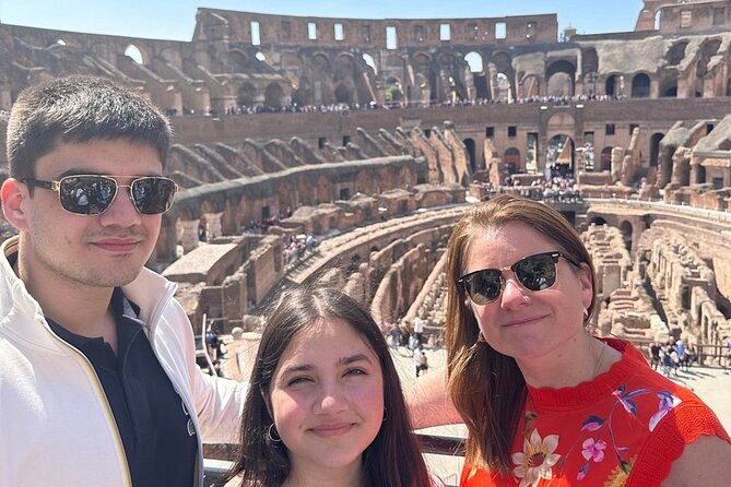 Rome: Colosseum, Roman Forum & Palatine Hill Visit + Audio Guide - Meeting the host near Piazza del Colosseo
