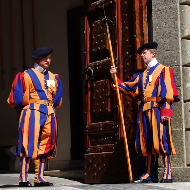Rome: Escorted Papal Audience Experience with Entry Ticket - Finding a good place to see the Pope