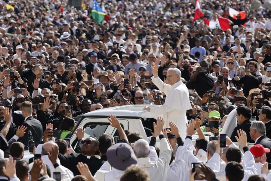 Rome: Escorted Papal Audience Experience with Entry Ticket - What the guide adds after entry