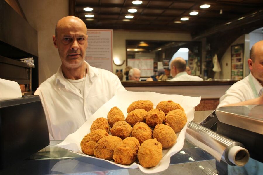 Rome: Food Tour and Wine Tasting in a Traditional Trattoria - Starting with cheese and cured meat in Campo de’ Fiori