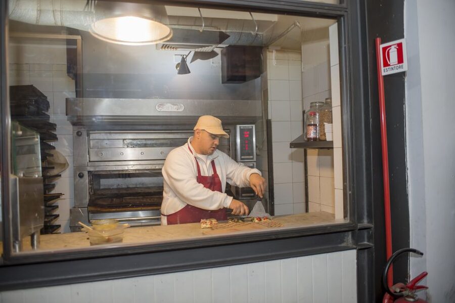 Rome: Food Tour and Wine Tasting in a Traditional Trattoria - What the guides add to the food