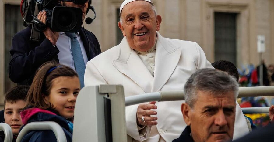 Rome: Papal Audience Tour With Reserved Access - Walking into St. Peter’s Square with a guide