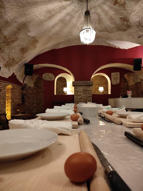 Rome: Pasta & Tiramisu Cooking Class near the Spanish Steps - Choosing your sauce and eating the pasta